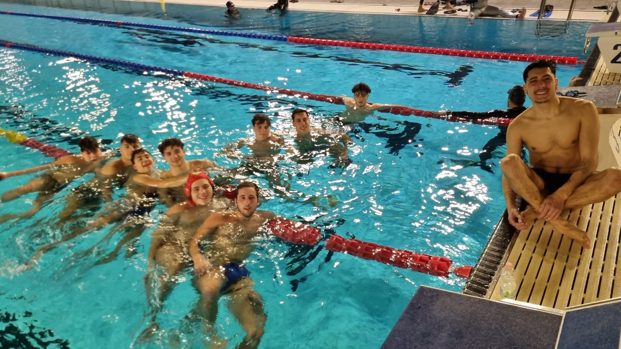 FINE ALLENAMENTO SQUADRA pallanuoto-bellator-frusino-serie-C1-vittoria-immagini