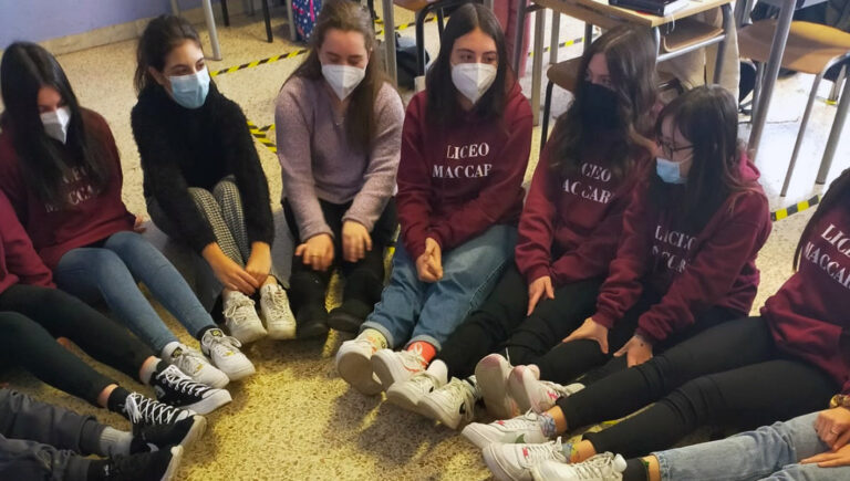 Frosinone – Gli studenti del Liceo Maccari in occasione della “Giornata dei calzini spaiati” dicono no alle discriminazioni: “La diversità rende unici”