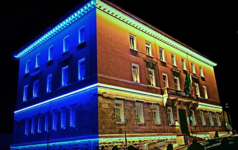 Frosinone, il palazzo comunale si colora di blu e giallo in segno di solidarietà verso l’Ucraina