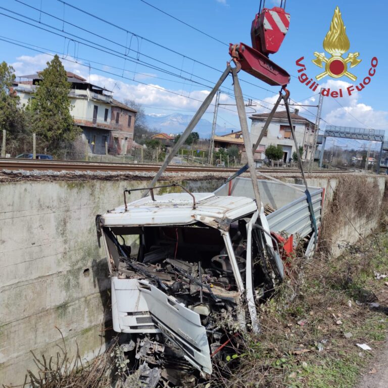 ceccano- tir-fuori-strada-ferito