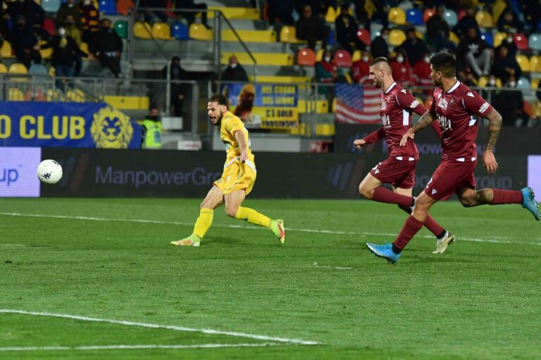 Serie B – Il Frosinone ritrova la vittoria: Reggina sconfitta 3-0