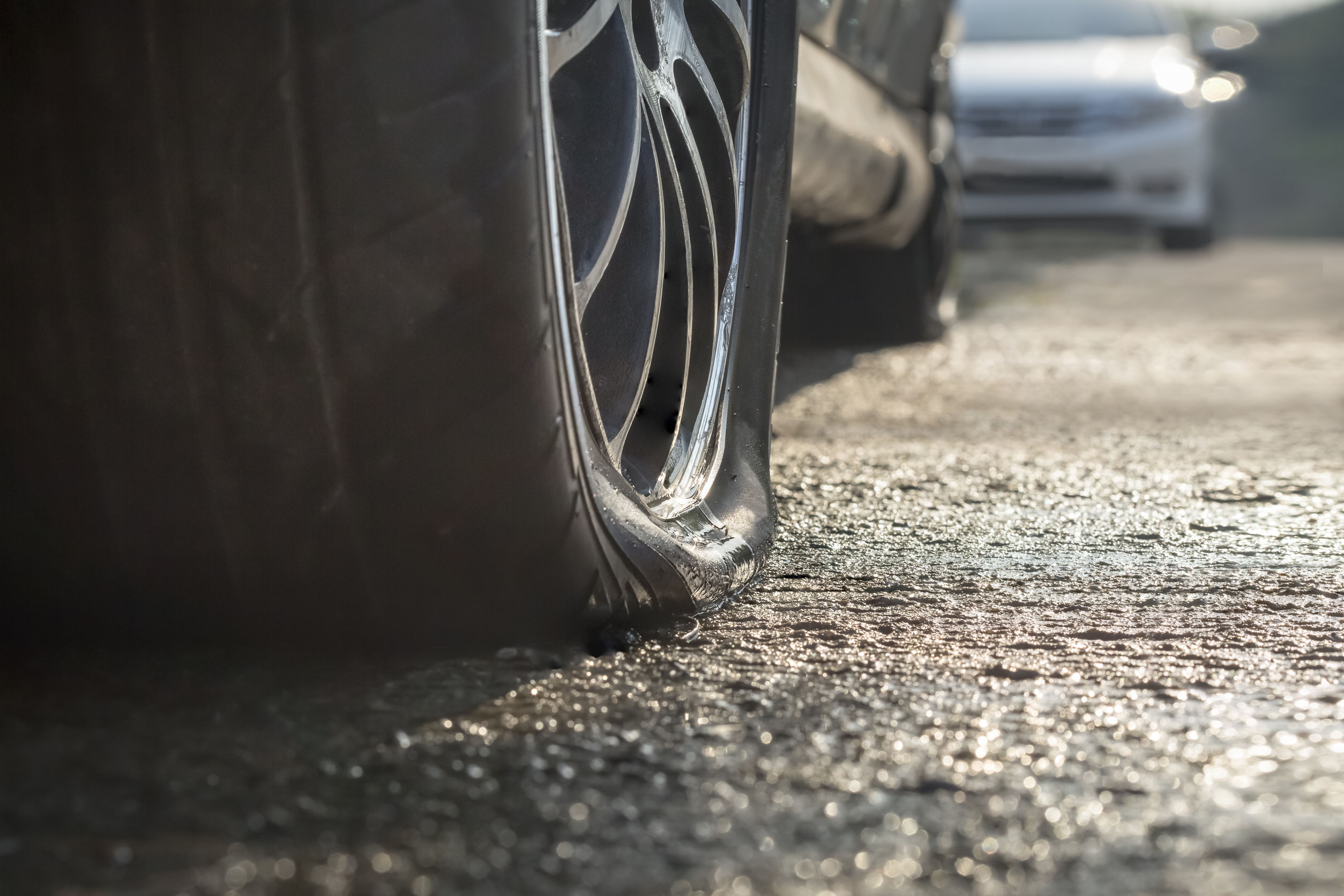 Car flat tire in rainy day panorama-gomma-bucata-furto-alatri