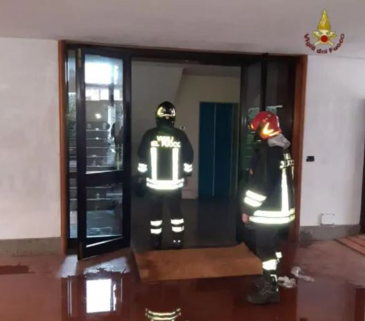 Arso vivo dalle fiamme: un uomo muore carbonizzato nell’incendio della sua abitazione a Roma