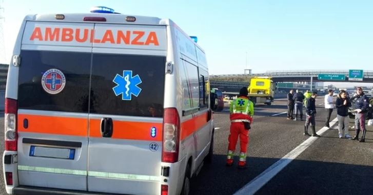 auto-contro-mucca-autostrada-roma-l'aquila