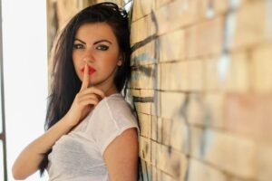Sesso covid e sex toys - ragazza che fa segno di tacere