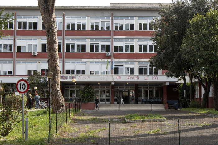 Liceo al centro di uno scandalo: presunta relazione tra preside e alunno