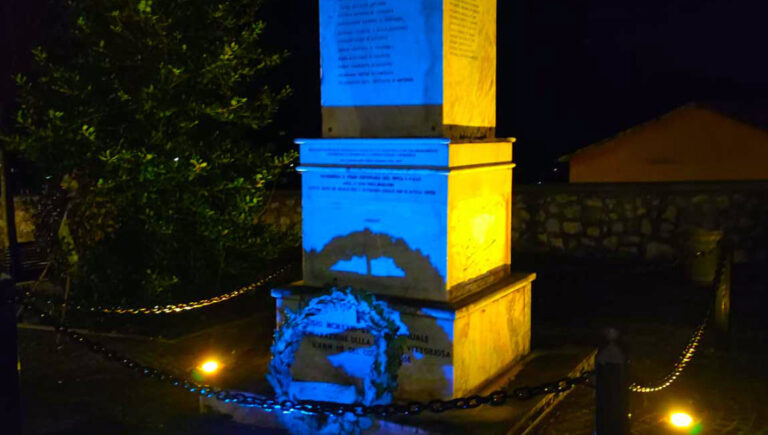 Arce – Il Monumento ai Caduti si illumina con i colori dell’Ucraina, gli stessi di Arce