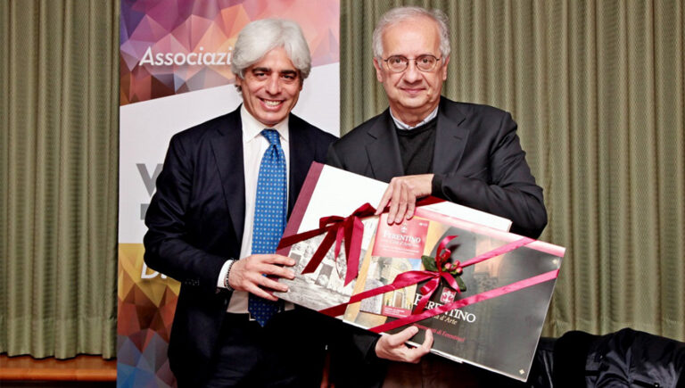 Ferentino – L’associazione ‘Volume’ registra il pieno di pubblico per Walter Veltroni: ha presentato al Bassetto il suo ultimo libro “La scelta”
