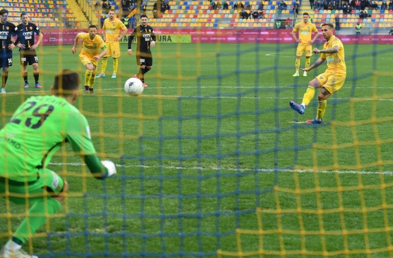 Serie B – Il Frosinone vince e convince: 2-0 al Benevento