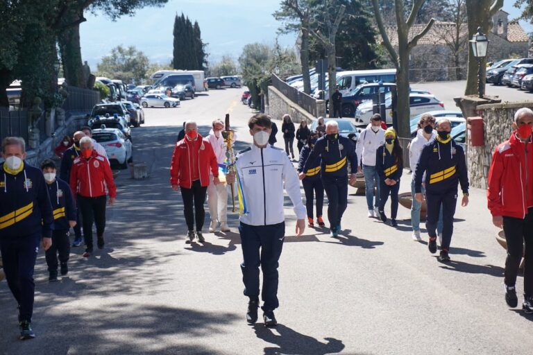Alatri – La staffetta podistica al seguito della Fiaccola Benedettina fa tappa in città