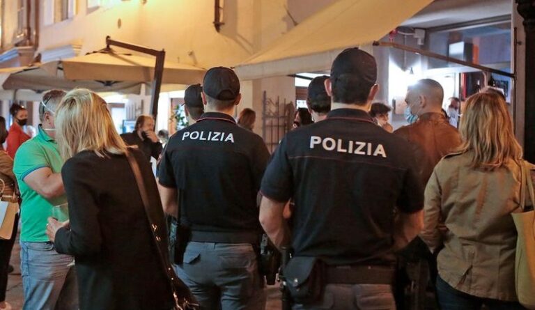 manganello-barista-movida-controlli-guai-polizia