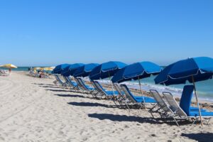 Concessioni balneari - fila di ombrelloni