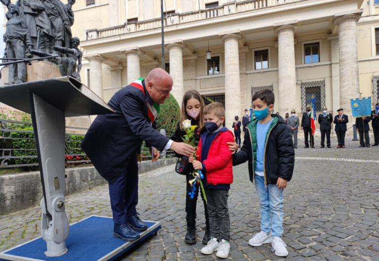 Frosinone – Festa della Liberazione, Ottaviani dona una rosa al piccolo bimbo ucraino Artiom