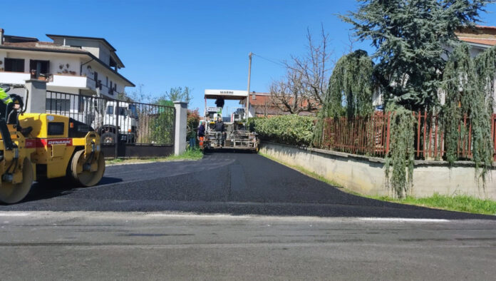 Arce – Proseguono gli interventi di bitumazione in località Le Crisce 01