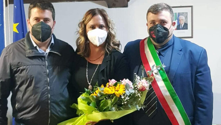 Fumone – Il sindaco Campoli premia la concittadina Emanuela Santuro divenuta Cavaliere della Repubblica Italiana
