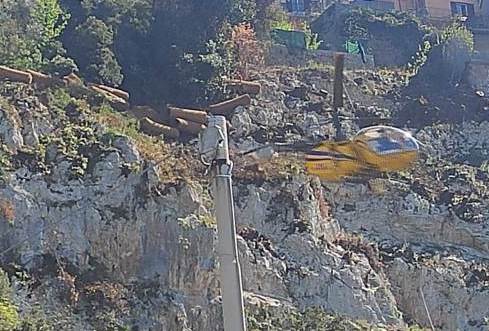Veroli – Inizio dei lavori sul costone sotto San Leucio con l’intervento di un elicottero