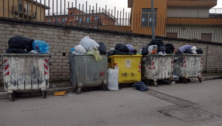 Pontecorvo – Allarme rifiuti: i cassonetti della vecchia raccolta stracolmi. Il sindaco Rotondo: «Dovere civico fare la differenziata»