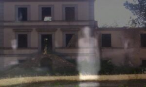 La casa infenestrabile - fantasma sulla sfondo