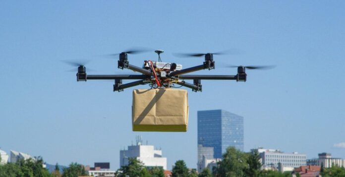 drone-pacco-in-volo