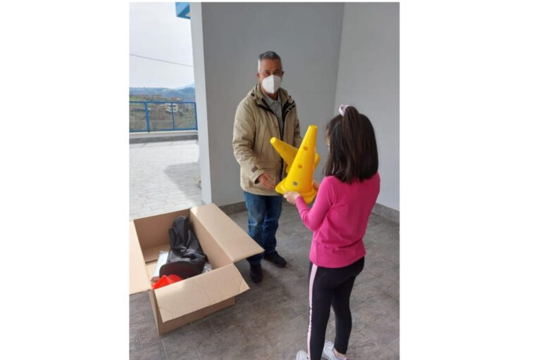 Anagni – Donato materiale sportivo alla scuola di San Filippo