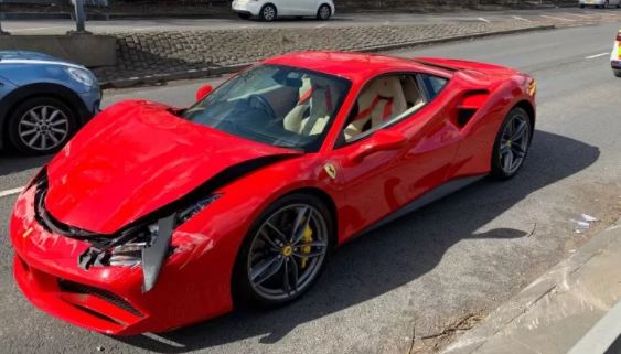 Compra una Ferrari 488 GTB e si schianta dopo 3 chilometri: e dal web una valanga di commenti ironici per l’acquirente