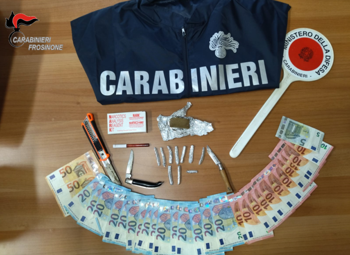 oggetti sequestrati1 sora hashish droga spacciatori carabinieri