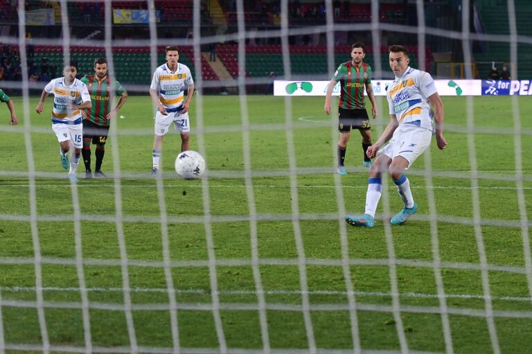 Serie B – Il Frosinone pareggia nel recupero: con la Ternana finisce 4-4