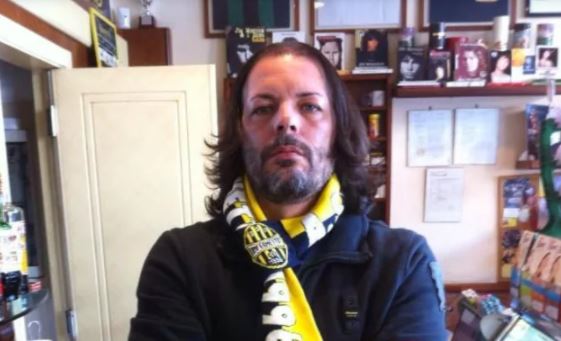 Giovanni Tiberi, ex calciatore del Latina, muore nel suo bar stroncato da un malore. Aveva 49 anni: la carriera
