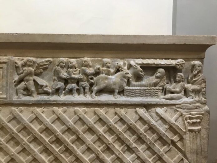20220531 FOTO Sarcofago paleocristiano Boville - dettaglio Natività e costellazione
