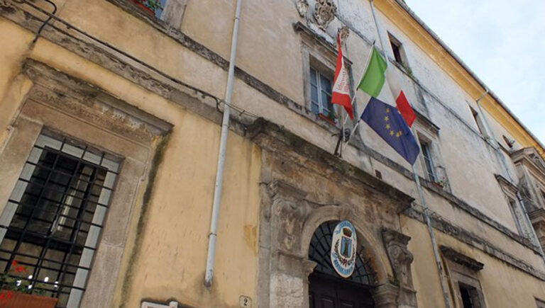 Boville Ernica, regolamento cimiteriale e sedute all’ora di… pranzo: scontro in Consiglio