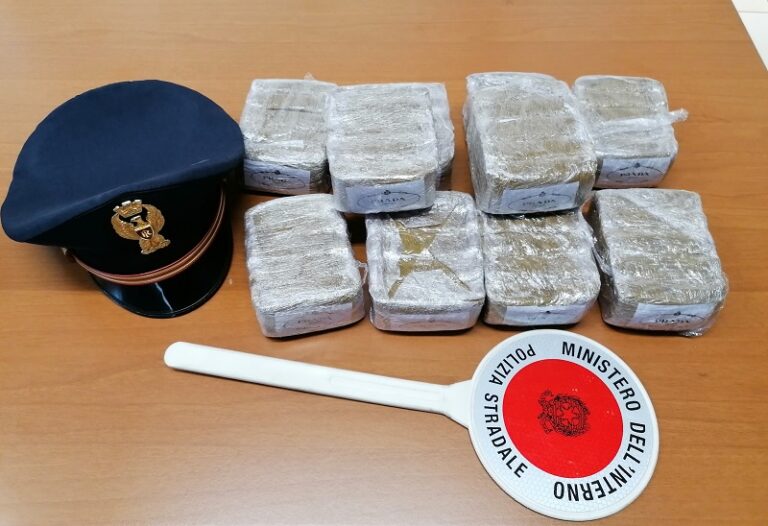 Frosinone – Beccato con a bordo un gran quantitativo di droga: arrestato
