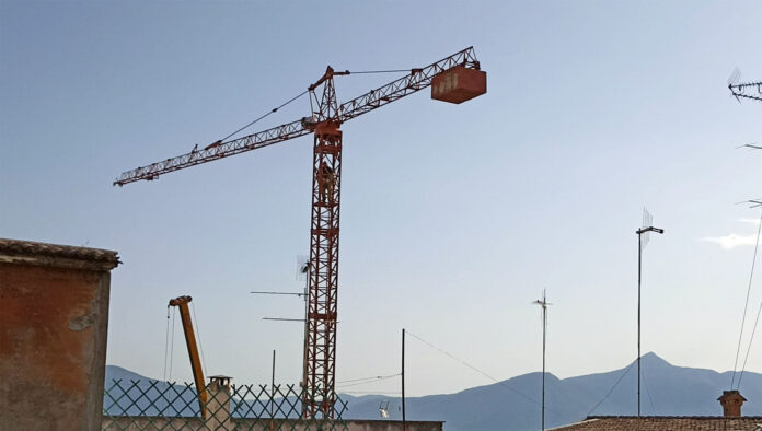 Frosinone, gru di 30 metri per il teatro Vittoria 01