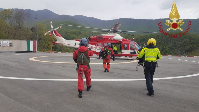 giovane copia escursionisti persa montagna salvataggio