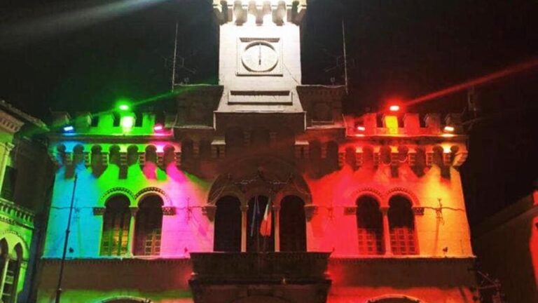 Fiuggi – Luci LED arcobaleno per il Municipio: celebrata la giornata internazionale contro l’omofobia