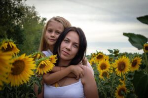 Giù le mani da Elisabetta Franchi - madri e girasoli