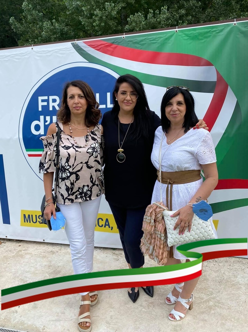 Simona Geralico - davanto lo striscione