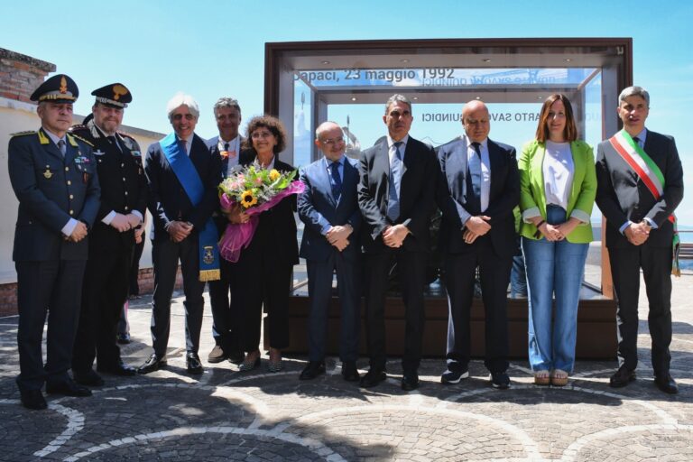 Esposizione teca dell’auto della scorta di Falcone, Battisti: “Un onore averla nella nostra Provincia”