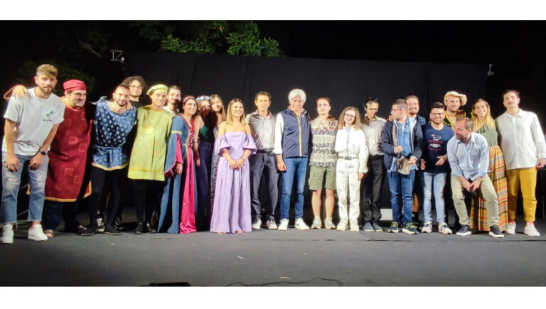 Ferentino – Il teatro dell’associazione culturale ‘Le Strenghe’ conquista la nutrita platea di Villa Gasbarra