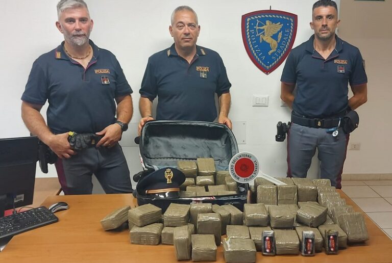 Frosinone – Maxi sequestro in autostrada: trovata droga dal valore di oltre 200mila euro