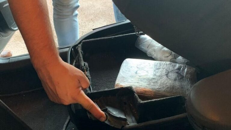 Trovato oltre un chilo di droga sotto al sedile: arrestate due persone