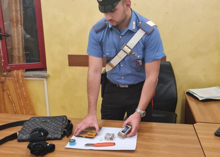 Andava a spacciare con la madre a bordo di un’auto: arrestato