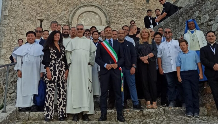 Roccasecca – Giornata storica per la città: duecento domenicani in visita nella patria natale di San Tommaso D’Aquino