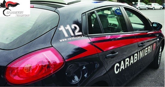 I carabinieri ritrovano il suo cane, lui li aggredisce con una catena