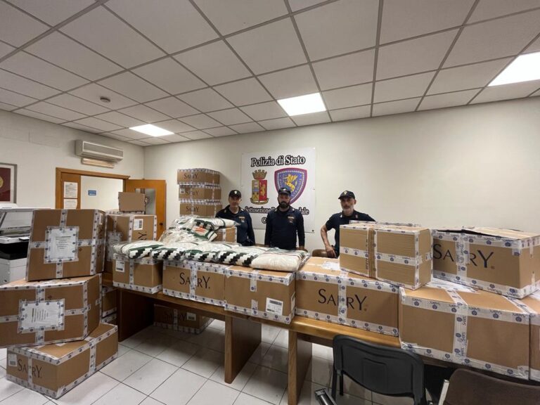 Fermati con oltre 50mila euro di capi di abbigliamento rubati