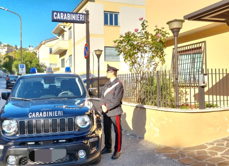 Esce per comprare alcol e tabacco nonostante i domiciliari: arrestato