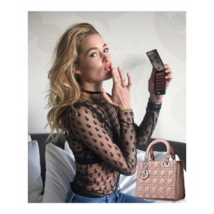 L’influencer è un lavoro?- influencer con borsetta