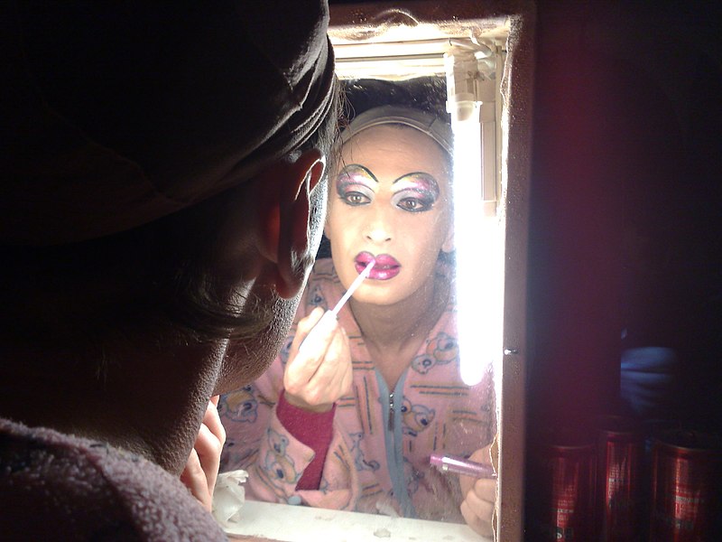 Essere Drag Queen - al trucco