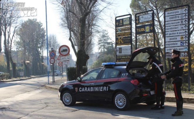 Rubano 200 litri di gasolio: arrestati due romeni