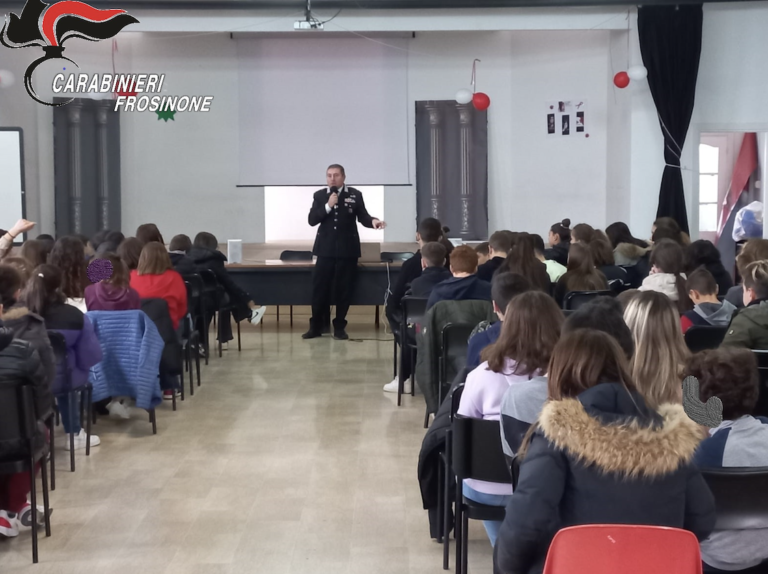 I carabinieri incontrano gli studenti