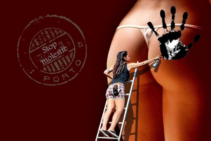 pacca sul sedere ma è solo una palpatina - molestia